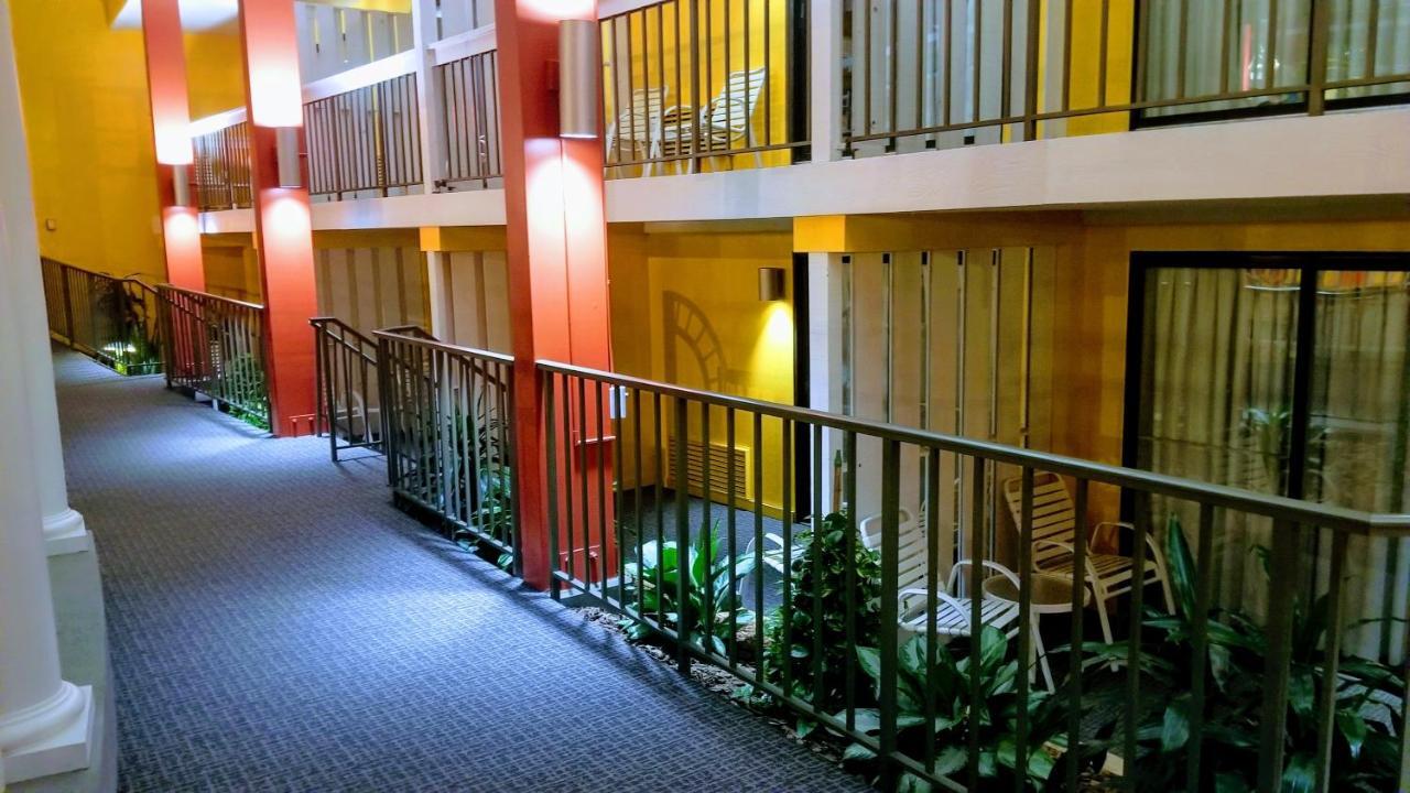 Bel-Aire Hotel Lake Эри Экстерьер фото